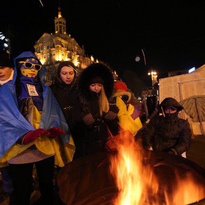 Украинци се греят на огън по време на протестите