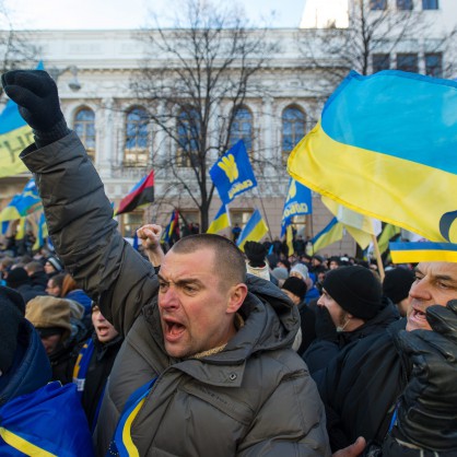 Протестите в Украйна продължава, докато парламента гласува вот на недоверие на правителството