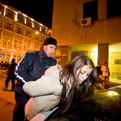 Задържана студентка след хвърляне на домати по сградата на МВР