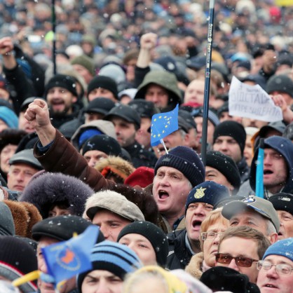 Хора от всякакви възрасти бяха на протеста в Киев на 8 декември