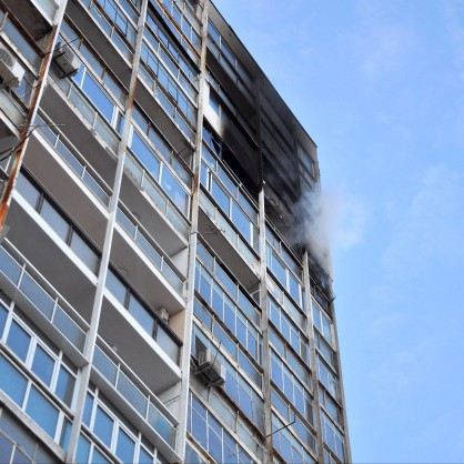 Пожарът е възникнал на 13-и етаж в жилищната сграда, в района на Военноморското училище
