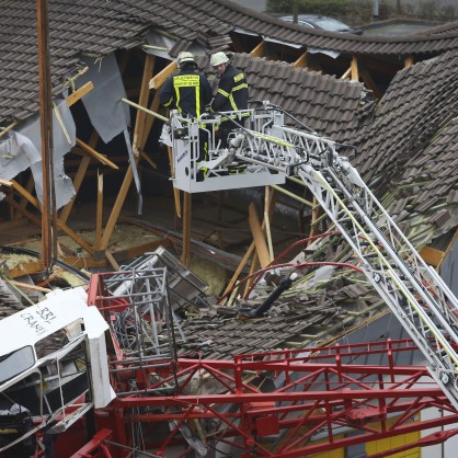 Строителен кран падна върху оживен супермаркет в германския  град Бад Хомбург