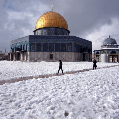 Сняг покри куполи и минарета в Израел