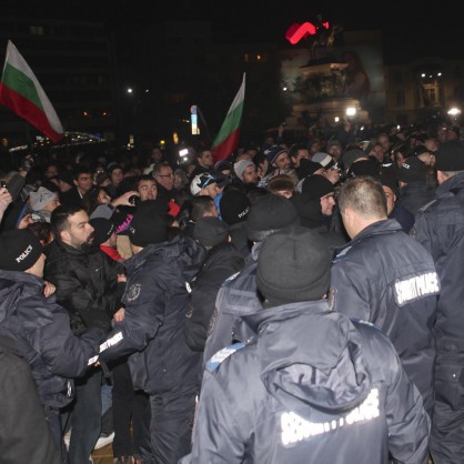 Полицията се опитва да изблъска протестиращите