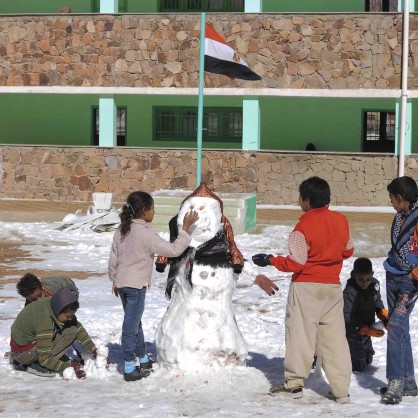 Деца в Египет правят снежен човек