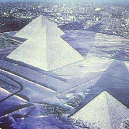 Египетското министерство на историческите забележителности нарече снимките на заснежените пирамиди фалшиви