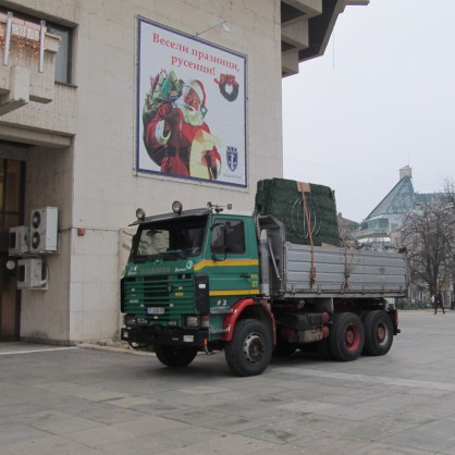 В Русе пристигна новата изкуствена елха на града