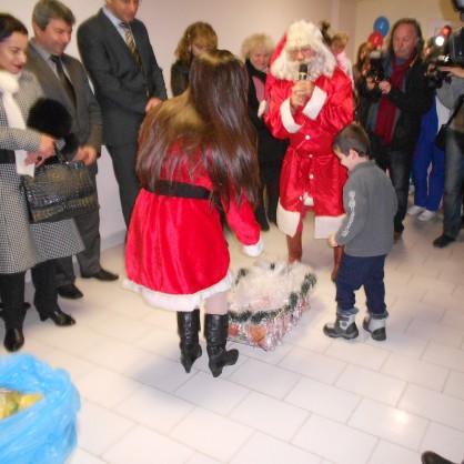 Дядо Коледа посети и децата от МБАЛ-Бургас