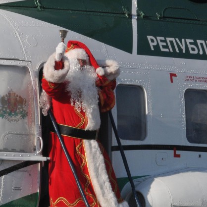 Дядо Коледа пристига с правителствения хеликоптер