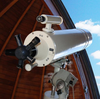 Под 3-метровия купол на обсерваторията към Планетариума в Смолян е монтиран 15-см телескоп