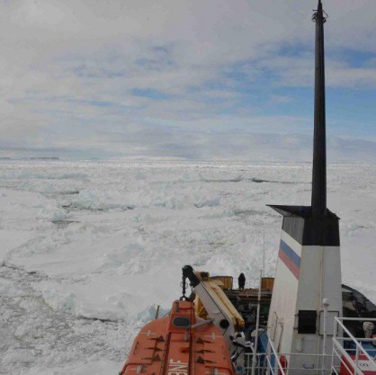Снимка, направена от борда на заседналия в ледовете кораб 