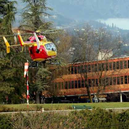 Болницата в Гренобъл, където е приет Михаел Шумахер