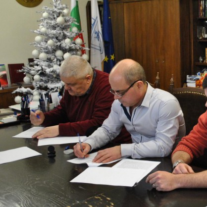 Подписване на договора за подновява строителството на спортната зала в Русе