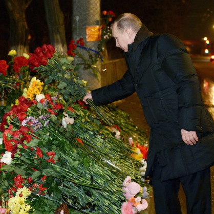 Владимир Путин остави червени рози на мястото на втория атентат във Волгоград