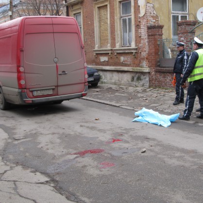 Товарен микробус, който зарежда магазини, уби на заден ход възрастна жена в Русе