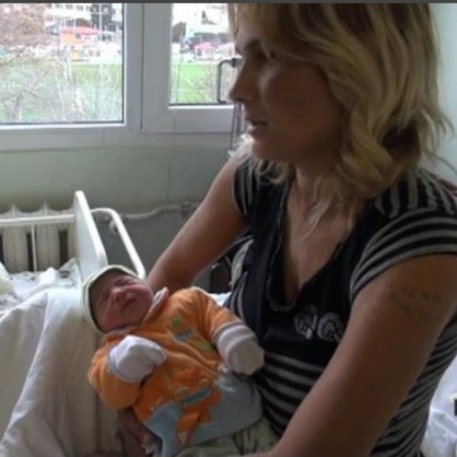 Иванка Казакова и новородената й дъщеря Мария разказва как сама е родила вкъщи