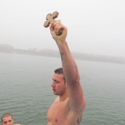 25-годишният русенец Томислав Рачев извади Богоявленския кръст в Русе от водите на Дунав
