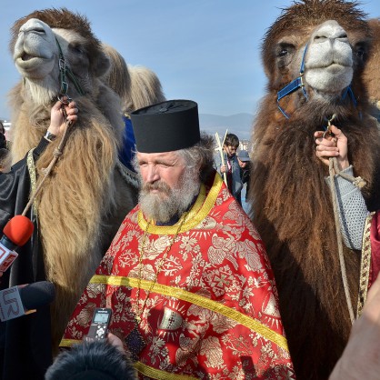 Енорийският свещеник отец Петър Гарена дойде с две камили да хвърли кръста в ледените води на Водното огледало в Кърджали