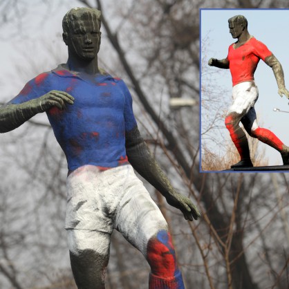 Статуята на футболист пред Националния стадион 