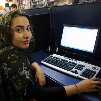 Иранско момиче сърфира в интернет
