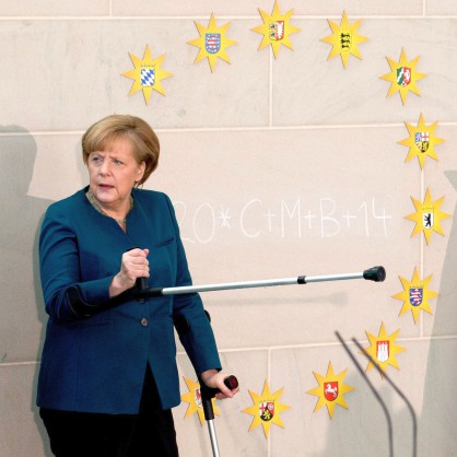 Ангела Меркел с патерици