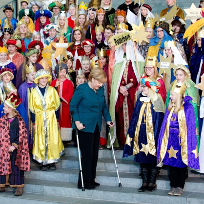 Ангела Меркел се появи с патерици след злополука при ски бягане