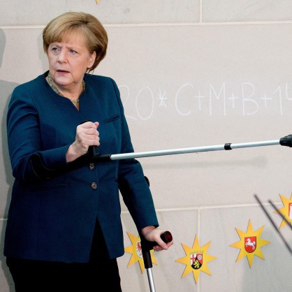 Ангела Меркел се появи с патерици след злополука при ски бягане