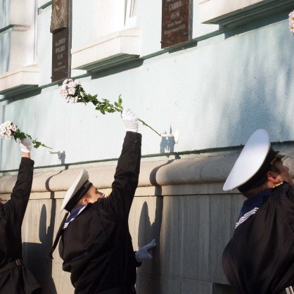 Поднасяне на цветя на „Алея на преподавателя” във Военноморското училище във Варна
