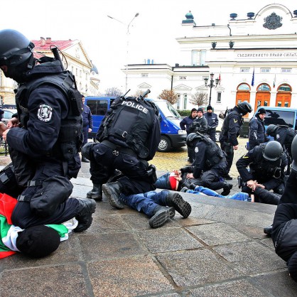 Спецполицаи арестуваха Бисер Миланов-Петното и групичката, която го придружаваше на днешния протест