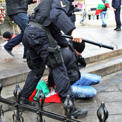 Спецполицаи арестуваха Бисер Миланов-Петното и групичката, която го придружаваше на днешния протест