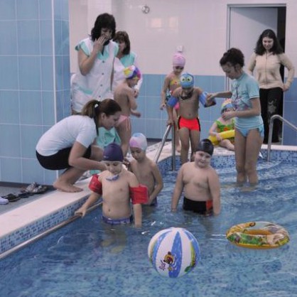 Общностен център “Надежда” лекува децата с подводна гимнастика и масаж