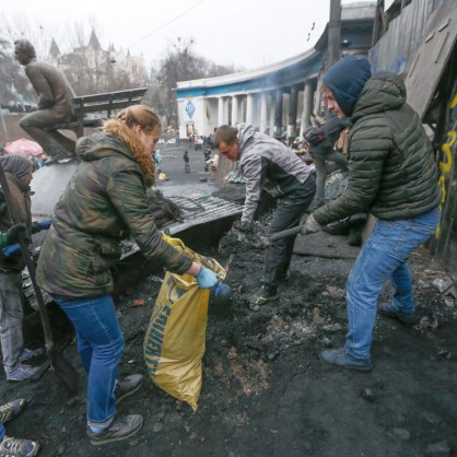 Жителите на Киев разчистват и подреждат украинската столица