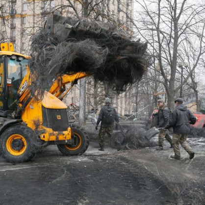 Жителите на Киев разчистват и подреждат украинската столица