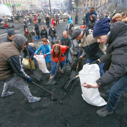 Жителите на Киев разчистват и подреждат украинската столица