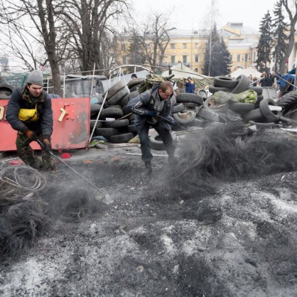 Жителите на Киев разчистват и подреждат украинската столица