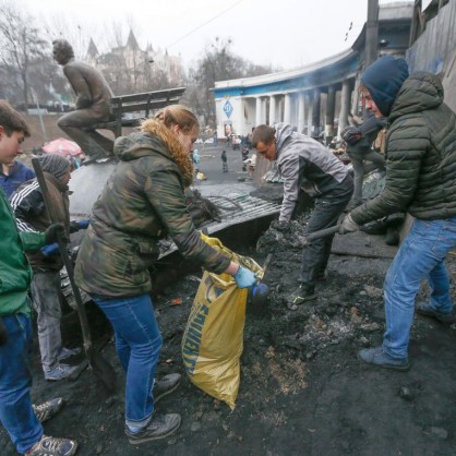 Жителите на Киев разчистват и подреждат украинската столица