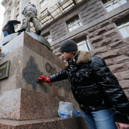 Жителите на Киев разчистват и подреждат украинската столица