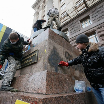 Жителите на Киев разчистват и подреждат украинската столица