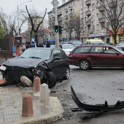 Катастрофа между автомобили „Сеат“ и „Субаро“ при пазара „Димитър Петков“