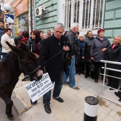 Жителите на двете варненски села Кантарджиево и Климентово протестираха пред Областната управа на Варна ,заради спрени автобуси
