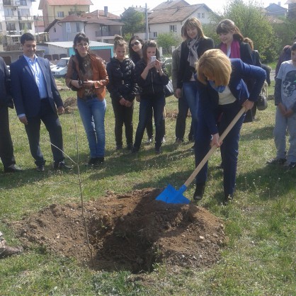 Кметът на София Йорданка Фандъкова участва в засаждането на дървета в местност „Парка”, край с. Негован