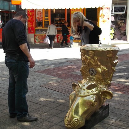 Изработена във форма на златен тракийски ритон от скулптора Иван Карапенчев, чешмата е пореден дар на града