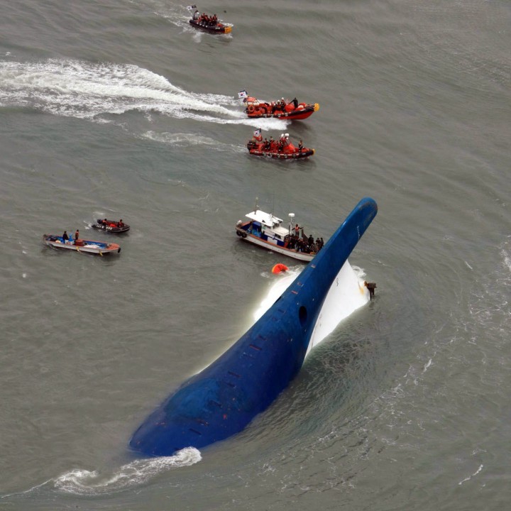 Корабът, на който е имало 475 души, потъна в сряда на 20 километра от остров Пенпудо край бреговете на Южна Корея