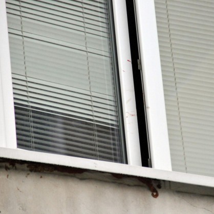 Кръв по рамката на прозореца на апартамента на Валери Калчев