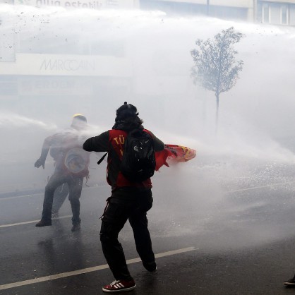 Сблъсъци между полицията и демонстранти в Истанбул за Първи май