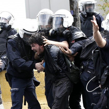 Сблъсъци между полицията и демонстранти в Истанбул за Първи май