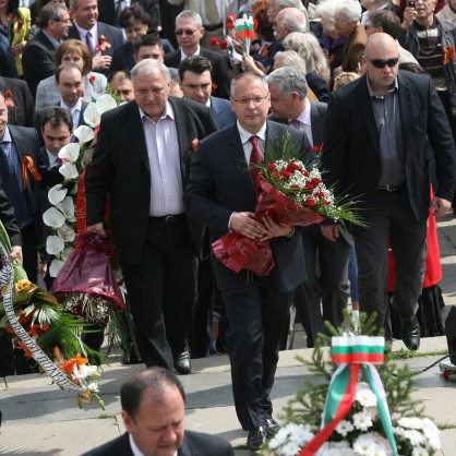 Пред паметника на Съветската армия представители на БСП, начело със Сергей Станишев отбелязаха Деня на Европа и Ден на победата