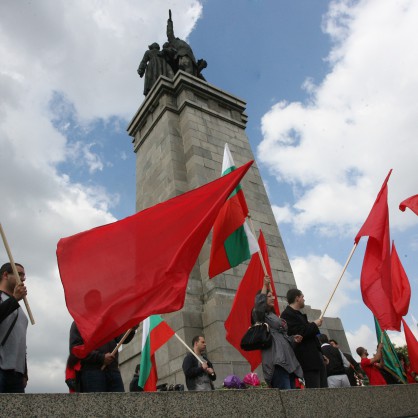 Пред паметника на Съветската армия представители на БСП отбелязаха Деня на Европа и Ден на победата