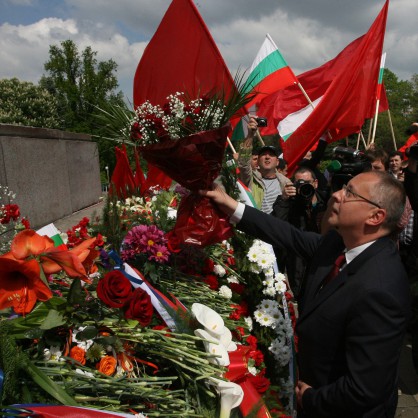 пред паметника на Съветската армия представители на БСП, начело със Сергей Станишев отбелязаха Деня на Европа и Ден на победата