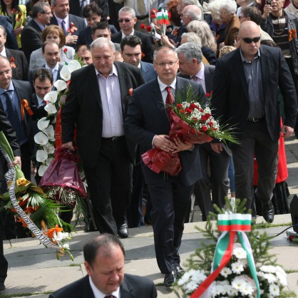 Пред паметника на Съветската армия представители на БСП, начело със Сергей Станишев отбелязаха Деня на Европа и Ден на победата